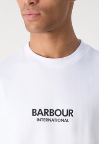 Barbour International FORMULA - T-shirt estampada - white