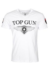 Witte katoenen t-shirt met een v-hals, groot "TOP GUN" grafisch ontwerp in het zwart, en een cirkelvormig embleem met vleugels in het midden en een patch op de mouw.