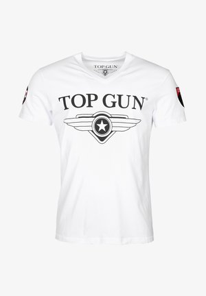 Witte katoenen t-shirt met een v-hals, groot "TOP GUN" grafisch ontwerp in het zwart, en een cirkelvormig embleem met vleugels in het midden en een patch op de mouw.