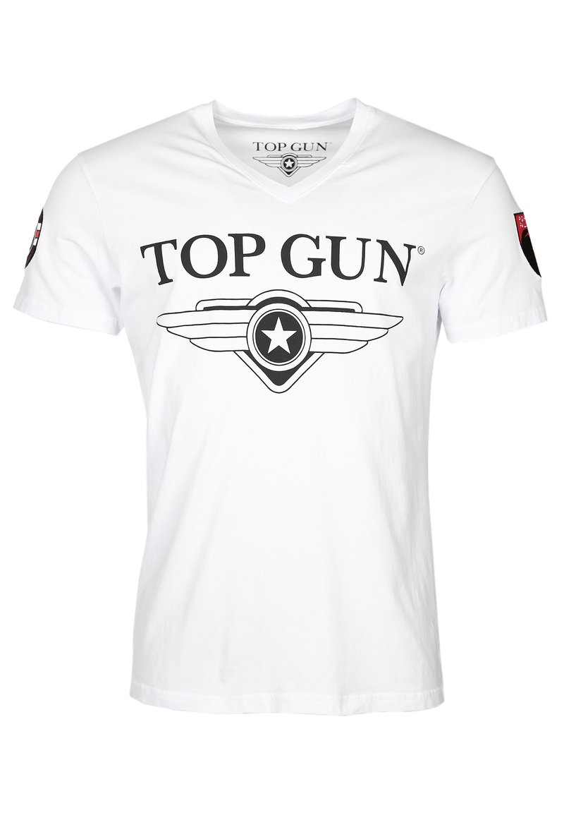 Witte katoenen t-shirt met een v-hals, groot "TOP GUN" grafisch ontwerp in het zwart, en een cirkelvormig embleem met vleugels in het midden en een patch op de mouw.