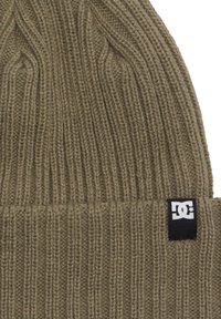 Gorro de punto color caqui con textura de canalé vertical. Cuenta con una etiqueta negra del logo de DC en el dobladillo. Tejido suave y elástico para mayor comodidad.