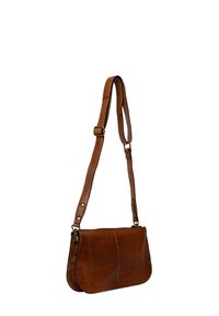 Sac à épaule en cuir marron au design plat, avec une bandoulière réglable et une fermeture éclair. Il présente une texture lisse et un matériel minimal.