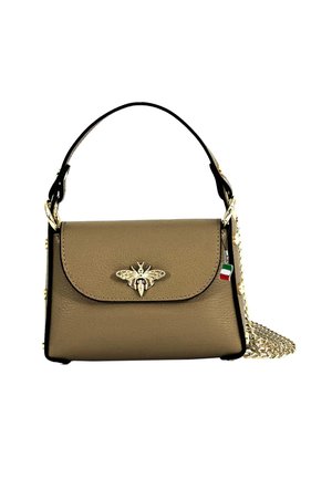 Tan leren handtas met een gouden bij-embleem aan de voorkant. Voorzien van een zwarte strap en een gouden ketting, met een rechthoekige vorm en een gestructureerd oppervlak.