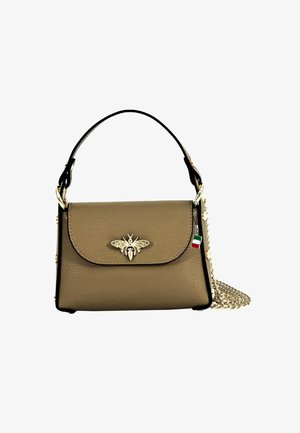 Sac à main en cuir tan avec un emblème en or de abeille sur le devant. Équipé d'une bandoulière noire et d'une chaîne en or, avec une forme rectangulaire et une surface texturée.