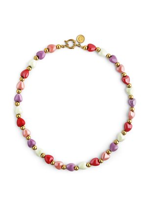 Meerkleurige hartvormige kralen in rood, paars, roze en wit, afgewisseld met kleine gouden kralen, die samen een ketting vormen met een gouden sluiting.