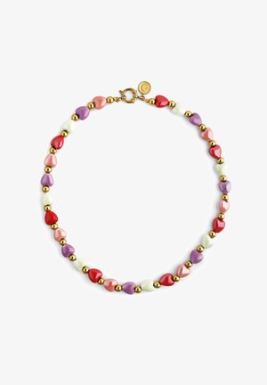 Višebojne perle u obliku srca u crvenoj, ljubičastoj, ružičastoj i bijeloj boji, izmjenjivane s malim zlatnim perlama, tvore ogrlicu sa zlatnom kopčom.