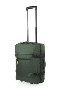 Mochila con ruedas de tela verde oscuro, con ruedas negras, asa ajustable, bolsillo frontal con cremallera y tiradores amarillos. Correas laterales integradas.
