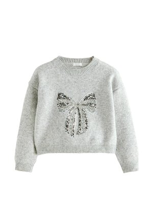 Grauer Strickpullover mit Rundhalsausschnitt, der in der Mitte ein Pailletten-Schmetterlingsdesign aufweist, sowie gerippte Bündchen und Saum.