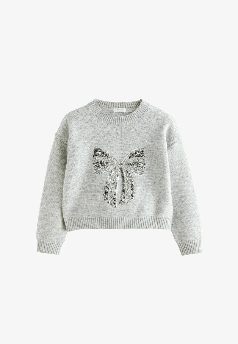 Gros pull en tricot gris avec un col rond, arborant un motif de papillon en sequins au centre, ainsi que des poignets et un ourlet côtelés.