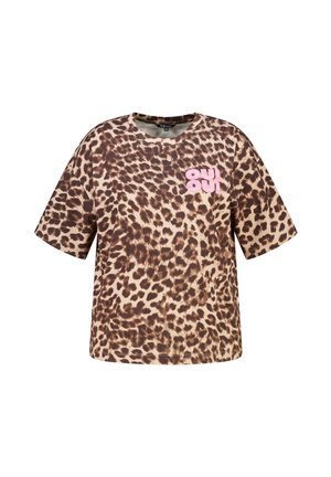 Bruin-beige T-shirt met luipaardprint, korte mouwen, roze "OUI OUI" tekst op de linkerborst, ronde hals en een losse pasvorm.