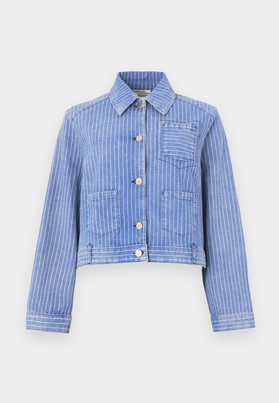 Μπλε ριγέ τζιν μπουφάν με γιακά, κλείσιμο με κουμπιά μπροστά, τσέπη στο στήθος και δύο μπροστινές τσέπες. Μανίκια μέτριου μήκους με μανσέτες.