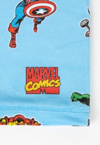 Blauter Stoff mit Comic-artigen Grafiken von Superhelden, darunter Captain America und der Hulk, mit einem roten und gelben "MARVEL COMICS"-Logo.