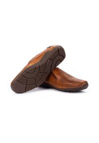 Bruine leren instappers met een geperforeerd ontwerp, een bruine rubberen zool en zichtbare stiksels, met een gladde afwerking en een casual vorm.