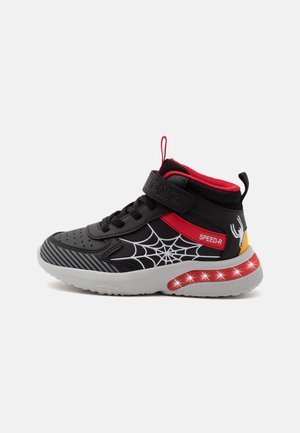Baskets montantes enfant noir et rouge avec motif toile d’araignée blanche, texte « SPEED-R » et accents lumineux sur la semelle sur un fond gris.