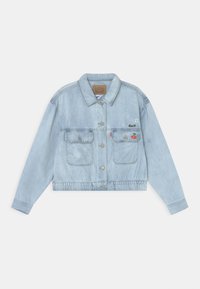 Světle modrá džínová bunda s kratším designem, obsahující dvě přední kapsy, zapínání na knoflíky a vyšívané květinové a třešňové detaily.