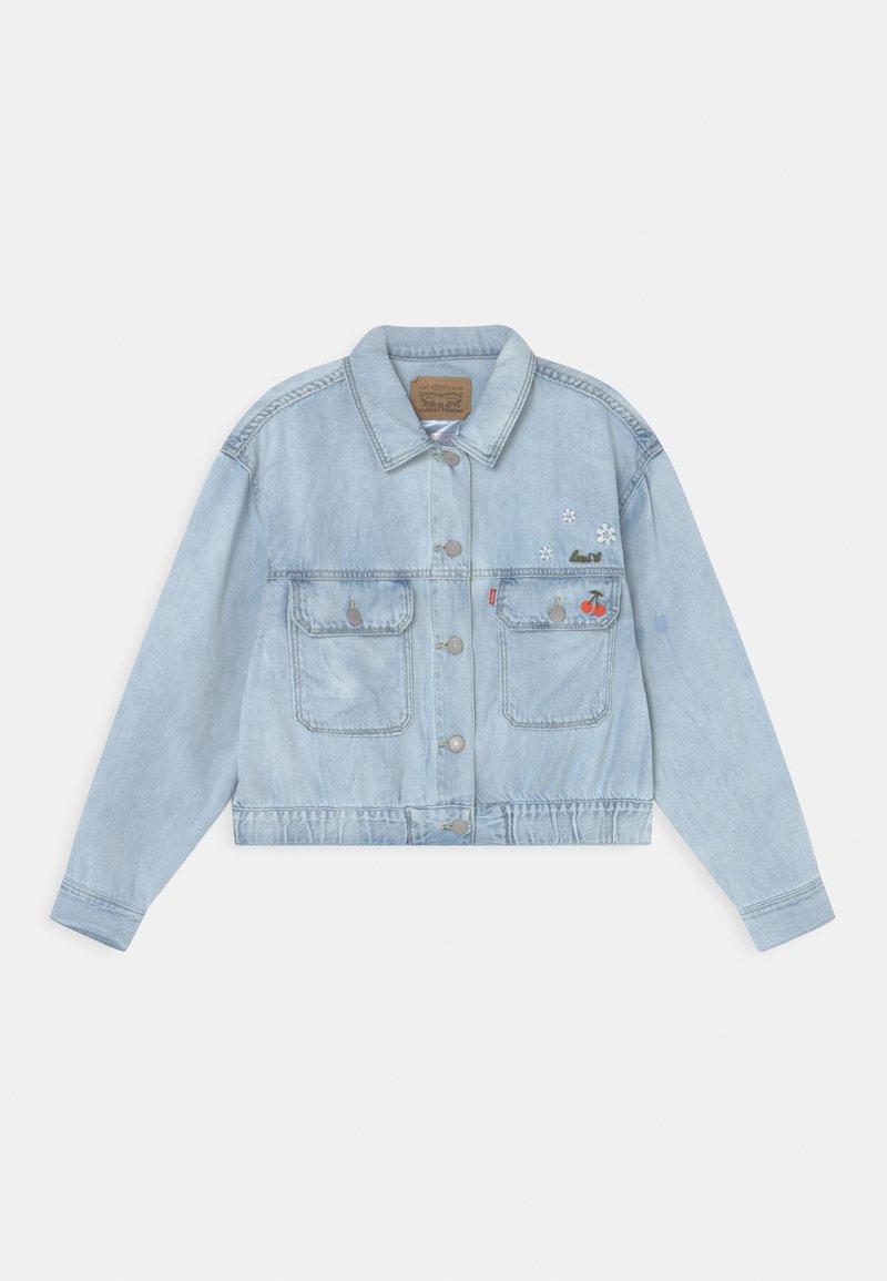 Světle modrá džínová bunda s kratším designem, obsahující dvě přední kapsy, zapínání na knoflíky a vyšívané květinové a třešňové detaily.