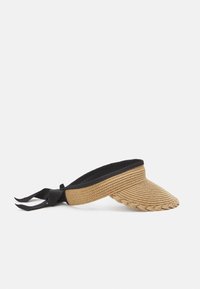Visera de paja tejida en un tono beige claro con ala ancha y banda de tela negra, con lazos para un ajuste seguro. Textura suave, diseño informal.