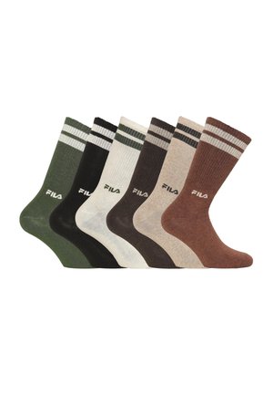 Six paires de chaussettes montantes en vert, noir, blanc, marron foncé, beige et rouille, chacune avec deux bandes en haut et le logo FILA près de la cheville.