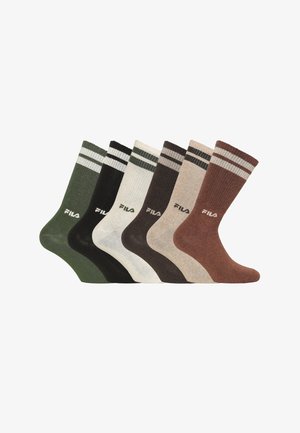 Six paires de chaussettes montantes en vert, noir, blanc, marron foncé, beige et rouille, chacune avec deux bandes en haut et le logo FILA près de la cheville.