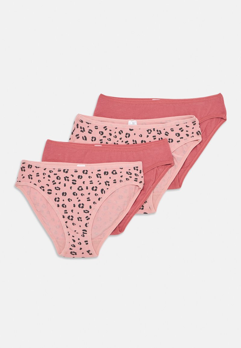 Set di quattro mutandine in rosa e rosso. Due modelli solidi rossi, uno rosa chiaro con stampa leopardata nera, tutte realizzate in morbido cotone.