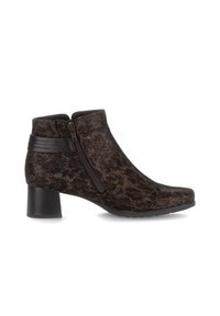 Bottine marron texturée avec fermeture éclair latérale, dotée d'un talon épais et d'un accent noir lisse à la cheville. Fabriquée en matériaux synthétiques.