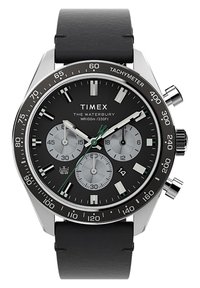 Schwarzfarbige Chronographen-Uhr mit einem Gehäuse aus rostfreiem Stahl, drei Zusatzanzeigen, leuchtenden Stundenmarkierungen und einem schwarzen Lederarmband. Wasserdicht bis 100 m.