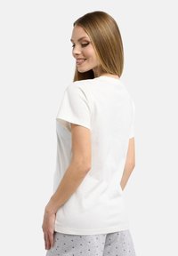 Witte katoenen t-shirt met korte mouwen, ronde hals en een gladde structuur, weergegeven van de achterkant met minimale stiksels en zonder zichtbare graphics.