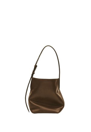 Borsa a tracolla in pelle marrone con tracolla regolabile e forma rettangolare semplice, leggermente morbida, su sfondo bianco.