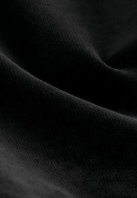Unselected, black