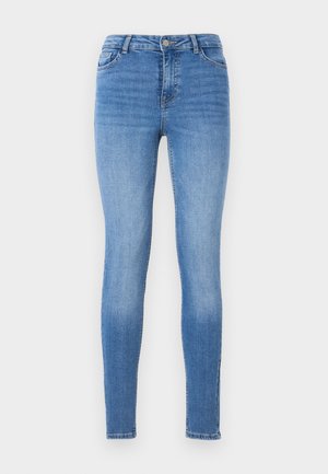 Jean skinny en denim bleu clair, avec une taille mi-haute, un design à cinq poches et une couture ton sur ton, le tout avec une texture lisse.