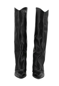 Stivali in pelle nera al ginocchio con punta affusolata, texture morbida e un bordo superiore ondulato distintivo. Finitura liscia con minima minuteria.