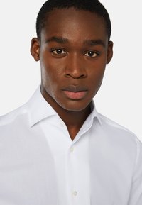 Boggi Milano REGULAR FIT DOBBY - Formalna srajca - white