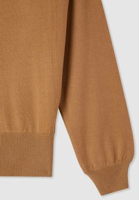 Maglione marrone lavorato a maglia con scollo rotondo e polsini a costine. Il materiale ha una texture morbida, con una finitura liscia e una forma aderente.