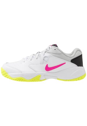 Biały sneaker Nike z neonowo-różowym logo, żółtą podeszwą, czarną łatką na pięcie i białymi sznurowadłami, pokazany od zewnętrznej strony.