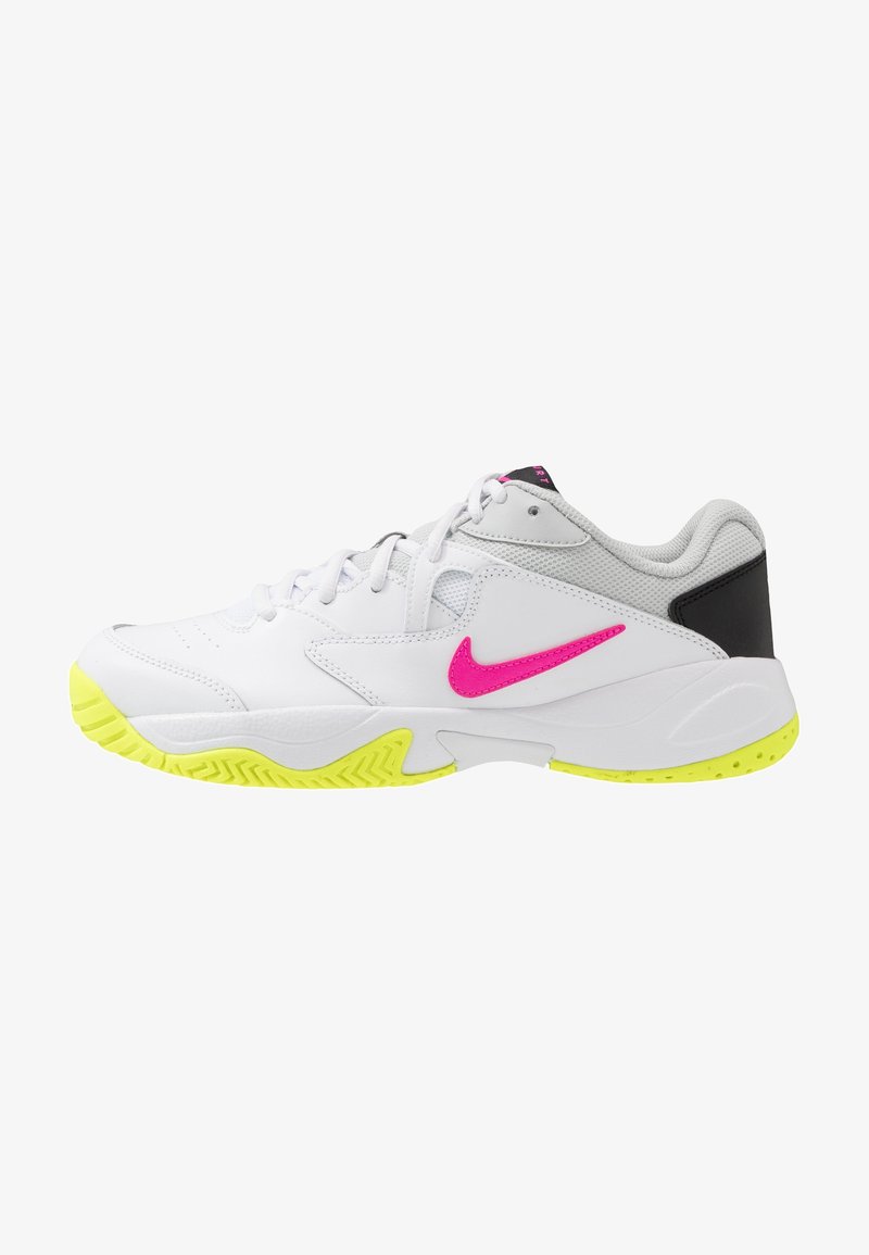 Baskets blanches Nike avec un swoosh rose fluo, semelle jaune, patch noir au talon et lacets blancs, vues de côté extérieur.