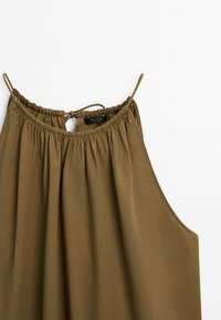 Haut sans manches vert olive avec encolure froncée, bretelles ajustables et détail œillet dans le dos, fabriqué à partir d'un tissu doux et léger.