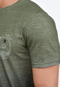 Next DIP DYE GRAPHIC - T-shirts print - khaki