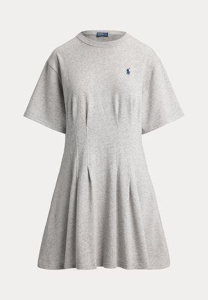 Svetlosivé krátke pletené šaty s krátkym rukávom, rozšírenou sukňou a malým tmavomodrým vyšívaným logom na ľavej strane hrudníka.