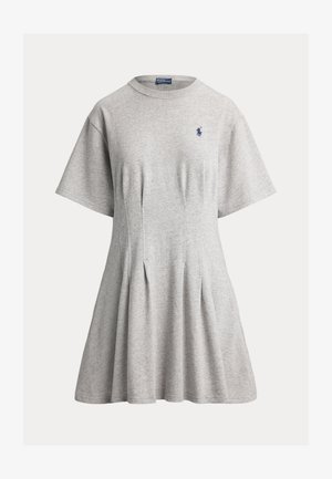 Robe courte en maille gris clair à manches courtes, avec jupe évasée et petit logo brodé bleu marine sur la poitrine gauche.