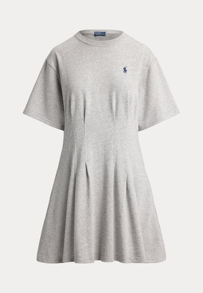 Φόρεμα πλεκτό ανοιχτό γκρι με κοντά μανίκια, φουσκωτή φούστα και μικρό κεντητό λογότυπο σε ναυτικό μπλε χρώμα στο αριστερό στήθος.