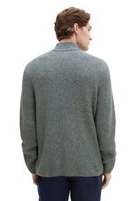 Strickpullover in Grau mit Textur und relaxed Fit, verfügt über ein dezent gemustertes Design, lange Ärmel und einen Kragen. Eignet sich für legere Anlässe.