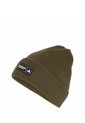 Olivengroene gebreide muts met omgeslagen boord, met een zwart rechthoekig patch met witte strepen en een klein logo.