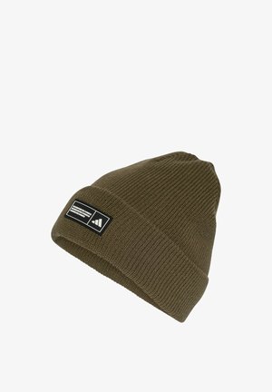 Olivengroene gebreide muts met omgeslagen boord, met een zwart rechthoekig patch met witte strepen en een klein logo.