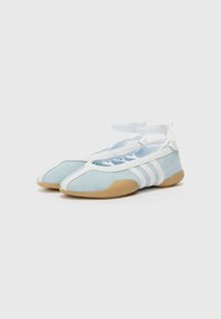 adidas Originals TAEKWONDO MEI BALLET - Baletkurpes ar siksniņu ap potīti - clear sky/footwear white