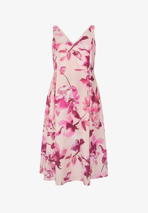 Robe sans manches en ligne A avec col en V, base rose clair, et grand motif floral rose foncé et magenta.