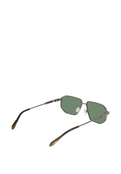 Lunettes de soleil hexagonales teintées de vert avec des montures métalliques fines et des branches marron foncé, vues en angle arrière sur un fond blanc.