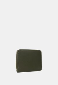 Portafoglio in pelle verde a forma rettangolare, con chiusura a zip, superficie testurizzata e cuciture visibili lungo i bordi.