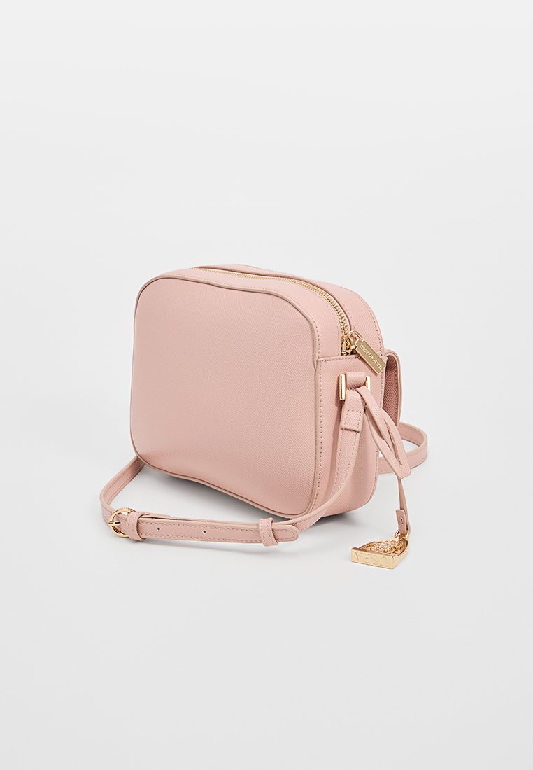Borsa a tracolla sintetica rosa con texture, forma rettangolare, accessori in metallo dorato, chiusura a zip e tracolla regolabile. Accento con logo evidente attaccato.