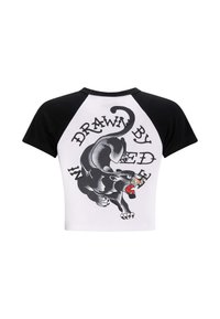 Czarny i biały krótki t-shirt z grafiką agresywnego czarnego pantera z czerwonymi akcentami i napisem "RYSOWANE PRZEZ."