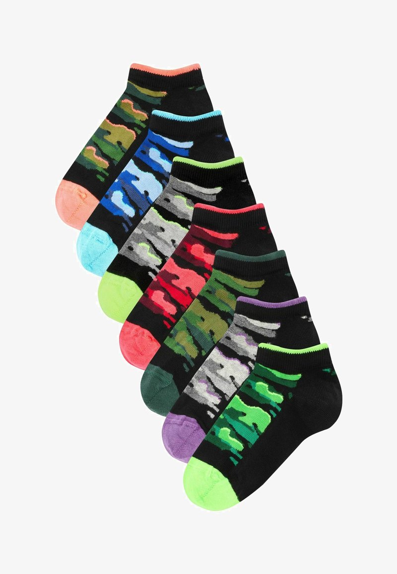 Sæt af otte par ankelstrømper i sort materiale med camouflage mønstre i forskellige farver; ribbede manchetter og forstærkede hæle.